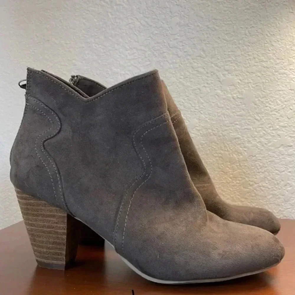Report short back zipper western style 3 inch heels size 10 no signs of wear.